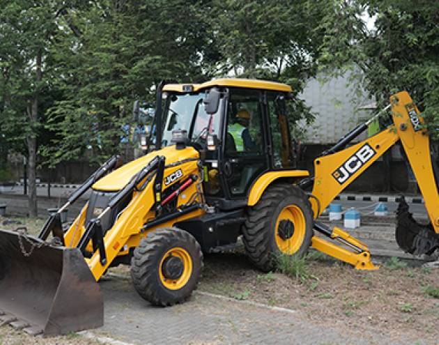 PEMBERSIHAN SALURAN AIR DENGAN ALAT BERAT DI AREA PT KRAKATAU STEEL (PERSERO) TBK